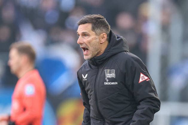 Leitl Stefan (Hertha BSC, Chef-Trainer) bruellt an der Seitenlinie und feuert seine Spieler an, Karlsruher SC vs. Hertha BSC, 2. Bundesliga, 19. Spieltag, 2025 2026, 24.01.2026, DFL REGULATIONS PROHIBIT ANY USE OF PHOTOGRAPHS AS IMAGE SEQUENCES AND OR QUASI-VIDEO, Karlsruher SC vs. Hertha BSC, 2. Bundesliga, 19. Spieltag, 2025 2026, 24.01.2026 Karlsruhe