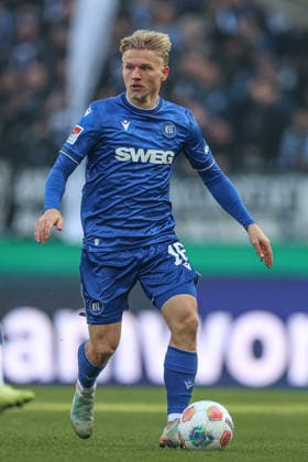 Aktion am Ball Andreas Mueller (Karlsruher SC, 16), Karlsruher SC vs. Hertha BSC, 2. Bundesliga, 19. Spieltag, 2025 2026, 24.01.2026, DFL REGULATIONS PROHIBIT ANY USE OF PHOTOGRAPHS AS IMAGE SEQUENCES AND OR QUASI-VIDEO, Karlsruher SC vs. Hertha BSC, 2. Bundesliga, 19. Spieltag, 2025 2026, 24.01.2026 Karlsruhe
