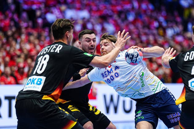 Julian Koester (Deutschland, 18), Jannik Kohlbacher (Deutschland, 80), Simen Schoenningsen (Norwegen, 45) DEN, Deutschland vs. Norwegen, Handball, EHF Europameisterschaft 2026, Hauptrunde, Spieltag 2, 24.01.2026 DEN, Deutschland vs. Norwegen, Handball, EHF Europameisterschaft 2026, Hauptrunde, Spieltag 2, 24.01.2026 Herning Copyright: xEibner-Pressefoto MarcelxvonxFehrnx EP_MFN