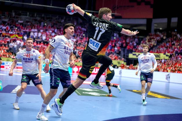 24.01.2026, Handball, Men s EHF EURO 2026, Deutschland - Norwegen, Jyske Bank Boxen in Herning, Dänemark, Main Round: Lukas Zerbe (Germany 17) Sprungwurf Dänemark
