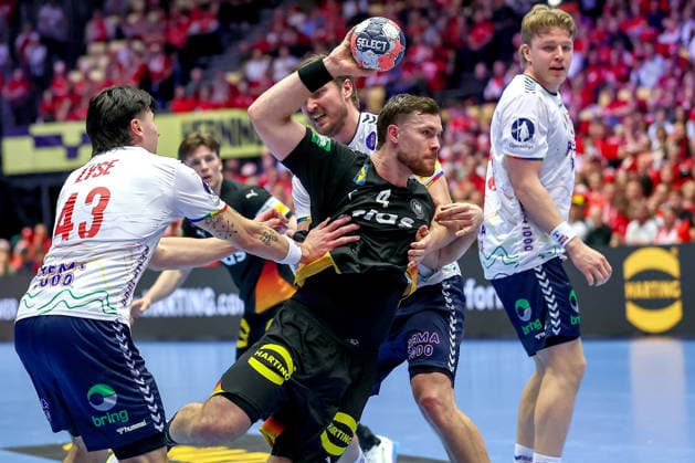 24.01.2026, Handball, Men s EHF EURO 2026, Deutschland - Norwegen, Jyske Bank Boxen in Herning, Dänemark, Main Round: Johannes Golla (Germany 04) im Zweikampf gegen Simen Ulstad Lyse (Norway 43) Martin Hernes Hovde (Norway 25) Vetle Ronningen (Norway 10) Dänemark