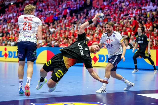 24.01.2026, Handball, Men s EHF EURO 2026, Deutschland - Norwegen, Jyske Bank Boxen in Herning, Dänemark, Main Round: Johannes Golla (Germany 04) wirft den Ball auf das Tor neben Martin Hernes Hovde (Norway 25) Simen Nicolay Schonningsen (Norway 45) Dänemark