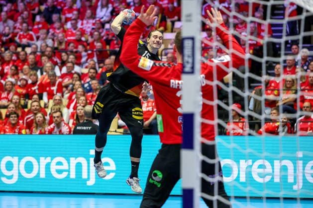 24.01.2026, Handball, Men s EHF EURO 2026, Deutschland - Norwegen, Jyske Bank Boxen in Herning, Dänemark, Main Round: Juri Knorr (Germany 15) wirft den Ball auf das Tor von Torbjorn Sittrup Bergerud (Norway 30) Dänemark