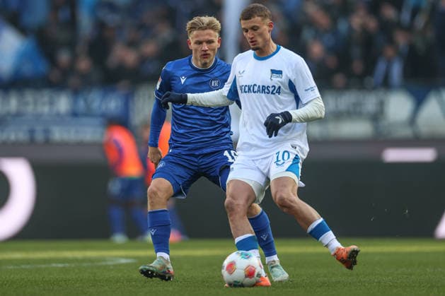 Cuisance Michael (Hertha BSC, 10) im Zweikampf mit Andreas Mueller (Karlsruher SC, 16), Karlsruher SC vs. Hertha BSC, 2. Bundesliga, 19. Spieltag, 2025 2026, 24.01.2026, DFL REGULATIONS PROHIBIT ANY USE OF PHOTOGRAPHS AS IMAGE SEQUENCES AND OR QUASI-VIDEO, Karlsruher SC vs. Hertha BSC, 2. Bundesliga, 19. Spieltag, 2025 2026, 24.01.2026 Karlsruhe