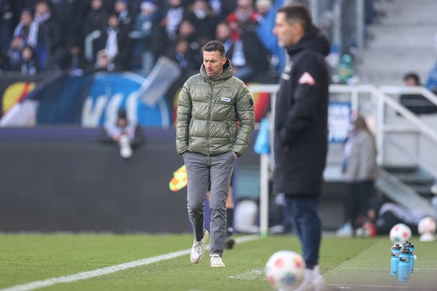 Unzufrieden mit dem Spielverlauf Christian Eichner (Karlsruher SC, Chef-Trainer), Karlsruher SC vs. Hertha BSC, 2. Bundesliga, 19. Spieltag, 2025 2026, 24.01.2026, DFL REGULATIONS PROHIBIT ANY USE OF PHOTOGRAPHS AS IMAGE SEQUENCES AND OR QUASI-VIDEO, Karlsruher SC vs. Hertha BSC, 2. Bundesliga, 19. Spieltag, 2025 2026, 24.01.2026 Karlsruhe