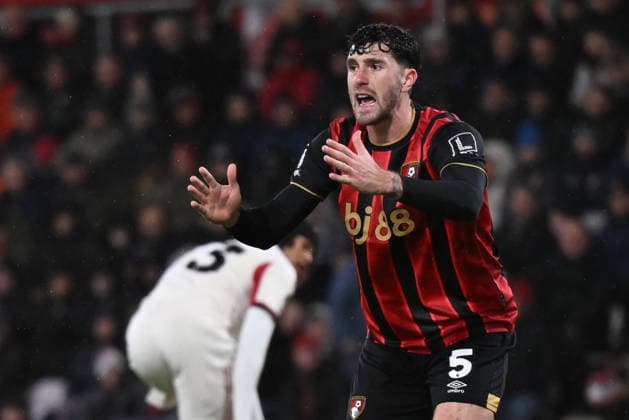 Bournemouth v Liverpool Premier League Marcos Senesi of Bournemouth appeals to the fourth official during the Premier League match at the Vitality Stadium, Bournemouth 24 01 2026 UK Newspapers OUT Copyright: xJeremyxLandeyx FIL-22861-0101