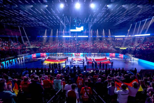 24.01.2026, Handball, Men s EHF EURO 2026, Deutschland - Norwegen, Jyske Bank Boxen in Herning, Dänemark, Main Round: Das Deutsche und Norwegische Team steht bei der Nationalhymne Arm in Arm zusammen. Dänemark
