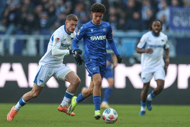 Louey Ben Farhat (Karlsruher SC, 19) verfolgt von Cuisance Michael (Hertha BSC, 10), Karlsruher SC vs. Hertha BSC, 2. Bundesliga, 19. Spieltag, 2025 2026, 24.01.2026, DFL REGULATIONS PROHIBIT ANY USE OF PHOTOGRAPHS AS IMAGE SEQUENCES AND OR QUASI-VIDEO, Karlsruher SC vs. Hertha BSC, 2. Bundesliga, 19. Spieltag, 2025 2026, 24.01.2026 Karlsruhe