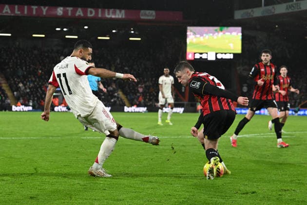 Bournemouth v Liverpool, Premier League Mohamed Salah (11) of Liverpool crosses the ball past Adrien Truffert (3) of AFC Bournemouth during the Premier League match between Bournemouth and Liverpool at the Vitality Stadium, Bournemouth, UK on 24 January 2026. Bournemouth Vitality Stadium Dorset UK Editorial use only DataCo restrictions apply See www.football-dataco.com , Copyright: xGrahamxHuntx PSI-23639-0141