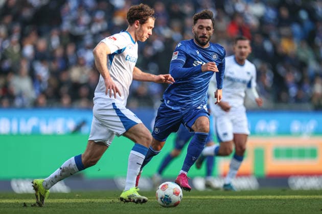 Fabian Schleusener (Karlsruher SC, 24) presst Gechter Linus (Hertha BSC, 44) beim Spielaufbau, Karlsruher SC vs. Hertha BSC, 2. Bundesliga, 19. Spieltag, 2025 2026, 24.01.2026, DFL REGULATIONS PROHIBIT ANY USE OF PHOTOGRAPHS AS IMAGE SEQUENCES AND OR QUASI-VIDEO, Karlsruher SC vs. Hertha BSC, 2. Bundesliga, 19. Spieltag, 2025 2026, 24.01.2026 Karlsruhe