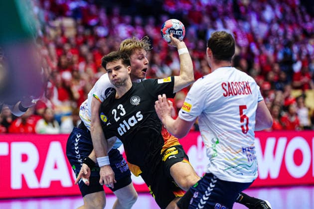 Martin Hovde (Norwegen, 25), Renars Uscins (Deutschland, 23), Sander Sagosen (Norwegen, 05) DEN, Deutschland vs. Norwegen, Handball, EHF Europameisterschaft 2026, Hauptrunde, Spieltag 2, 24.01.2026 DEN, Deutschland vs. Norwegen, Handball, EHF Europameisterschaft 2026, Hauptrunde, Spieltag 2, 24.01.2026 Herning Copyright: xEibner-Pressefoto MarcelxvonxFehrnx EP_MFN