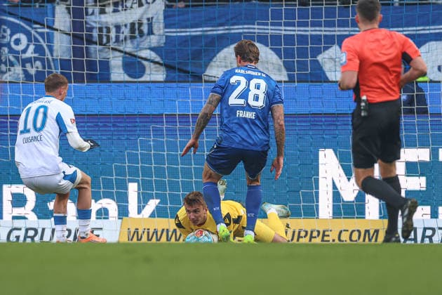 Hat den Ball sicher Hans Christian Bernat (Karlsruher SC, Torwart 01) vor Cuisance Michael (Hertha BSC, 10) Marcel Franke (Karlsruher SC, 28), Karlsruher SC vs. Hertha BSC, 2. Bundesliga, 19. Spieltag, 2025 2026, 24.01.2026, DFL REGULATIONS PROHIBIT ANY USE OF PHOTOGRAPHS AS IMAGE SEQUENCES AND OR QUASI-VIDEO, Karlsruher SC vs. Hertha BSC, 2. Bundesliga, 19. Spieltag, 2025 2026, 24.01.2026 Karlsruhe