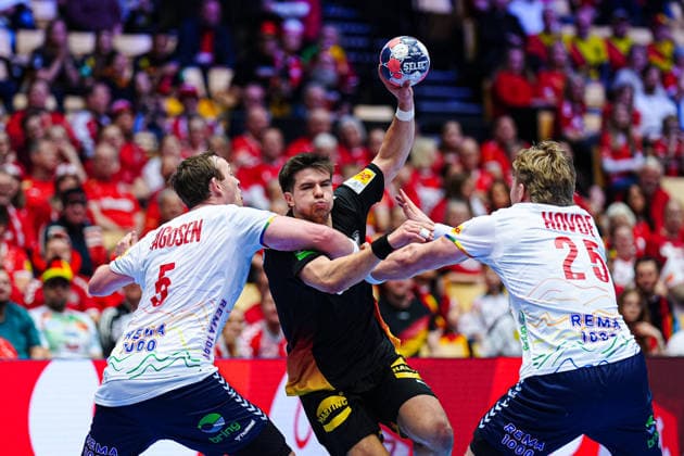 Sander Sagosen (Norwegen, 05), Renars Uscins (Deutschland, 23), Martin Hovde (Norwegen, 25) DEN, Deutschland vs. Norwegen, Handball, EHF Europameisterschaft 2026, Hauptrunde, Spieltag 2, 24.01.2026 DEN, Deutschland vs. Norwegen, Handball, EHF Europameisterschaft 2026, Hauptrunde, Spieltag 2, 24.01.2026 Herning Copyright: xEibner-Pressefoto MarcelxvonxFehrnx EP_MFN
