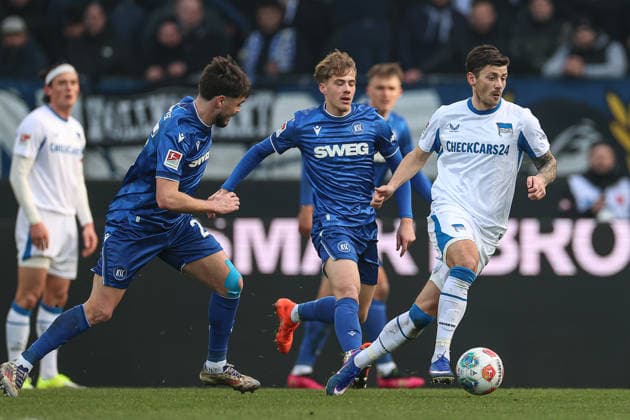 Kownacki Dawid (Hertha BSC, 09) wird verfolgt von Meiko Waeschenbach (Karlsruher SC, 21) und Lilian Egloff (Karlsruher SC, 25), Karlsruher SC vs. Hertha BSC, 2. Bundesliga, 19. Spieltag, 2025 2026, 24.01.2026, DFL REGULATIONS PROHIBIT ANY USE OF PHOTOGRAPHS AS IMAGE SEQUENCES AND OR QUASI-VIDEO, Karlsruher SC vs. Hertha BSC, 2. Bundesliga, 19. Spieltag, 2025 2026, 24.01.2026 Karlsruhe