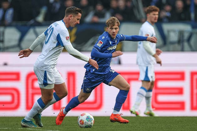 Meiko Waeschenbach (Karlsruher SC, 21) im Zweikampf mit Seguin Paul (Hertha BSC, 30), Karlsruher SC vs. Hertha BSC, 2. Bundesliga, 19. Spieltag, 2025 2026, 24.01.2026, DFL REGULATIONS PROHIBIT ANY USE OF PHOTOGRAPHS AS IMAGE SEQUENCES AND OR QUASI-VIDEO, Karlsruher SC vs. Hertha BSC, 2. Bundesliga, 19. Spieltag, 2025 2026, 24.01.2026 Karlsruhe
