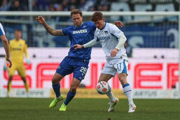 Gronning Sebastian (Hertha BSC, 17) schirmt den Ball ab vor Marcel Franke (Karlsruher SC, 28), Karlsruher SC vs. Hertha BSC, 2. Bundesliga, 19. Spieltag, 2025 2026, 24.01.2026, DFL REGULATIONS PROHIBIT ANY USE OF PHOTOGRAPHS AS IMAGE SEQUENCES AND OR QUASI-VIDEO, Karlsruher SC vs. Hertha BSC, 2. Bundesliga, 19. Spieltag, 2025 2026, 24.01.2026 Karlsruhe