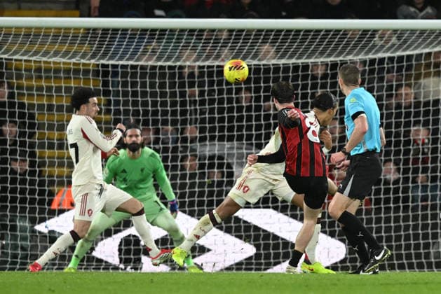 Bournemouth v Liverpool, Premier League Alex Scott (8) of AFC Bournemouth shoots at goal and misses the target during the Premier League match between Bournemouth and Liverpool at the Vitality Stadium, Bournemouth, UK on 24 January 2026. Bournemouth Vitality Stadium Dorset UK Editorial use only DataCo restrictions apply See www.football-dataco.com , Copyright: xGrahamxHuntx PSI-23639-0163
