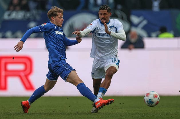 Meiko Waeschenbach (Karlsruher SC, 21) im Zweikampf mit Dudziak Jeremy (Hertha BSC, 28), Karlsruher SC vs. Hertha BSC, 2. Bundesliga, 19. Spieltag, 2025 2026, 24.01.2026, DFL REGULATIONS PROHIBIT ANY USE OF PHOTOGRAPHS AS IMAGE SEQUENCES AND OR QUASI-VIDEO, Karlsruher SC vs. Hertha BSC, 2. Bundesliga, 19. Spieltag, 2025 2026, 24.01.2026 Karlsruhe