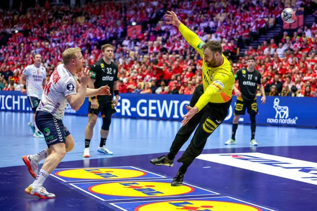 24.01.2026, Handball, Men s EHF EURO 2026, Deutschland - Norwegen, Jyske Bank Boxen in Herning, Dänemark, Main Round: Andreas Wolff (Germany 33) verteidigt das Tor gegen Kevin Maagero Gulliksen (Norway 44) Dänemark
