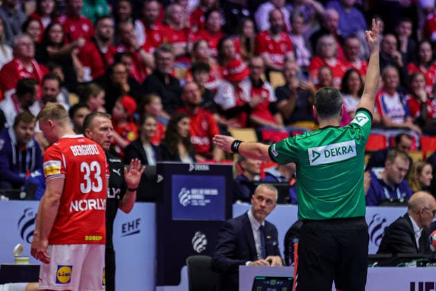 REF 2 MINUTES SUSPESION in action Match between SPAIN VS DENMARK valid for Men s EHF EURO 2026 at Jyske Bank Boxen in Herning on 24 January 2026. Herning Jyske Bank Boxen Herning Denmark Copyright: xIMAGOx xPRIMExSPORTSxIMAGESx xANGELOxMOREIRAx