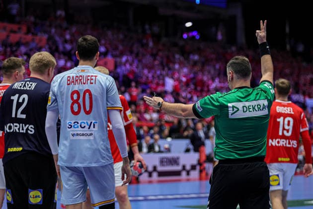 REF 2 MINUTES SUSPENSION in action Match between SPAIN VS DENMARK valid for Men s EHF EURO 2026 at Jyske Bank Boxen in Herning on 24 January 2026. Herning Jyske Bank Boxen Herning Denmark Copyright: xIMAGOx xPRIMExSPORTSxIMAGESx xANGELOxMOREIRAx