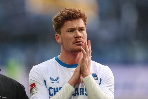 Gronning Sebastian (Hertha BSC, 17) nach dem Spiel bei den Fans, Karlsruher SC vs. Hertha BSC, 2. Bundesliga, 19. Spieltag, 2025 2026, 24.01.2026, DFL REGULATIONS PROHIBIT ANY USE OF PHOTOGRAPHS AS IMAGE SEQUENCES AND OR QUASI-VIDEO, Karlsruher SC vs. Hertha BSC, 2. Bundesliga, 19. Spieltag, 2025 2026, 24.01.2026 Karlsruhe