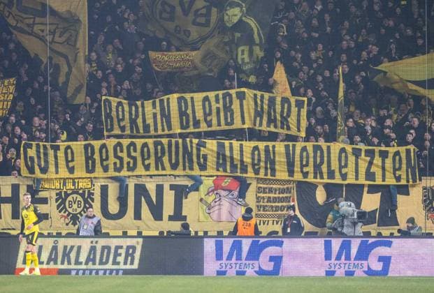 Fußball, Herren, Saison 2025 2026, 1. Bundesliga (19. Spieltag), 1. FC Union Berlin - Borussia Dortmund, Gästeblock, Fans von Dortmund solidarisieren sich mit Fans von Hertha BSC, die beim Heimspiel gegen Schalke 04 in der Vorwoche von Polizisten verletzt wurden, Berlin bleibt hart, Gute Besserung allen Verletzten, 24.01.2026, *** Soccer, Men, Season 2025 2026, 1 Bundesliga 19 Matchday , 1 FC Union Berlin Borussia Dortmund, Guest block, Fans of Dortmund show solidarity with fans of Hertha BSC who were injured by police officers at the home match against Schalke 04 the previous week, Berlin remains tough, Get well soon to all injured, 24 01 2026, Copyright: xMatthiasxKochx