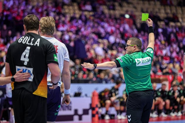 REF YELLOW CARD in action Match between NORWAY VS GERMANY valid for Men s EHF EURO 2026 at Jyske Bank Boxen in Herning on 24 January 2026. Herning Jyske Bank Boxen Herning Denmark Copyright: xIMAGOx xPRIMExSPORTSxIMAGESx xANGELOxMOREIRAx