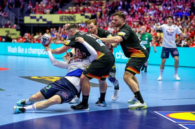 24.01.2026, Handball, Men s EHF EURO 2026, Deutschland - Norwegen, Jyske Bank Boxen in Herning, Dänemark, Main Round: xg29 wird von Jannik Kohlbacher (Germany 80) Tom Kiesler (Germany 30) und Johannes Golla (Germany 04) festgemacht Verteidigung Abwehr Dänemark