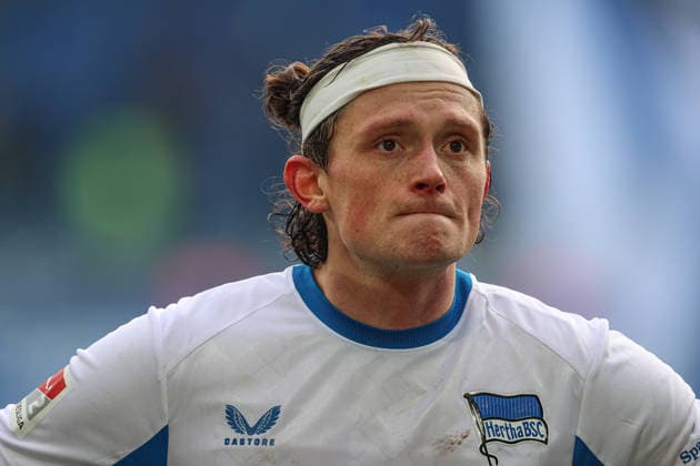 Nach dem Spiel bei den Fans Reese Fabian (Hertha BSC, 11), Karlsruher SC vs. Hertha BSC, 2. Bundesliga, 19. Spieltag, 2025 2026, 24.01.2026, DFL REGULATIONS PROHIBIT ANY USE OF PHOTOGRAPHS AS IMAGE SEQUENCES AND OR QUASI-VIDEO, Karlsruher SC vs. Hertha BSC, 2. Bundesliga, 19. Spieltag, 2025 2026, 24.01.2026 Karlsruhe