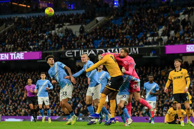 Manchester City v Wolverhampton Wanderers, Premier League Gianluigi Donnarumma (25) of Manchester City punches the ball clear during the Premier League match between Manchester City and Wolverhampton Wanderers at the Etihad Stadium, Manchester, UK on 24 January 2026. Manchester Etihad Stadium Manchester UK Editorial use only DataCo restrictions apply See www.football-dataco.com , Copyright: xConorxMolloyx PSI-23610-0133