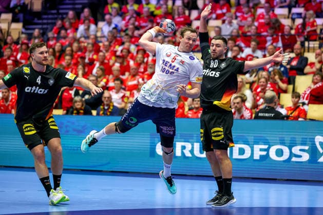 24.01.2026, Handball, Men s EHF EURO 2026, Deutschland - Norwegen, Jyske Bank Boxen in Herning, Dänemark, Main Round: Sander Sagosen (Norway 05) wirft vorbei an Johannes Golla (Germany 04) Jannik Kohlbacher (Germany 80) den Ball auf das Tor Dänemark