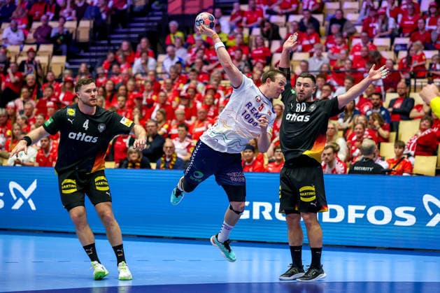 24.01.2026, Handball, Men s EHF EURO 2026, Deutschland - Norwegen, Jyske Bank Boxen in Herning, Dänemark, Main Round: Sander Sagosen (Norway 05) wirft vorbei an Johannes Golla (Germany 04) Jannik Kohlbacher (Germany 80) den Ball auf das Tor Dänemark