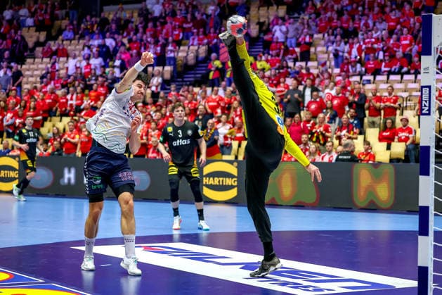 24.01.2026, Handball, Men s EHF EURO 2026, Deutschland - Norwegen, Jyske Bank Boxen in Herning, Dänemark, Main Round: Andreas Wolff (Germany 33) verteidigt gegen Simen Ulstad Lyse (Norway 43) Parade Dänemark