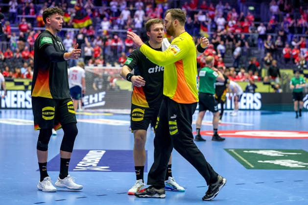 24.01.2026, Handball, Men s EHF EURO 2026, Deutschland - Norwegen, Jyske Bank Boxen in Herning, Dänemark, Main Round: Marko Grgic (Germany 71) Franz Semper (Germany 32) jubelnd neben Andreas Wolff (Germany 33) Dänemark