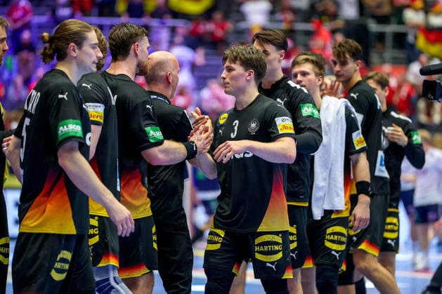 24.01.2026, Handball, Men s EHF EURO 2026, Deutschland - Norwegen, Jyske Bank Boxen in Herning, Dänemark, Main Round: Abschlussjubel nach dem deutschen Sieg gegen Norwegen. Juri Knorr (Germany 15) Johannes Golla (Germany 04) Nils Lichtlein (Germany 03) Miro Schluroff (Germany 05) Dänemark