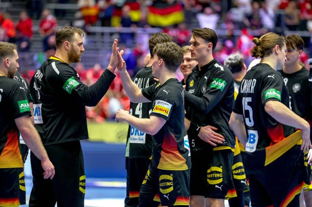 24.01.2026, Handball, Men s EHF EURO 2026, Deutschland - Norwegen, Jyske Bank Boxen in Herning, Dänemark, Main Round: Abschlussjubel nach dem deutschen Sieg gegen Norwegen. Andreas Wolff (Germany 33) Nils Lichtlein (Germany 03) Miro Schluroff (Germany 05) Dänemark