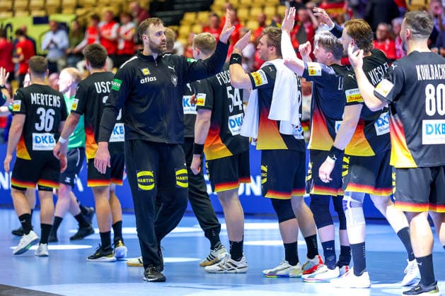 24.01.2026, Handball, Men s EHF EURO 2026, Deutschland - Norwegen, Jyske Bank Boxen in Herning, Dänemark, Main Round: Abschlussjubel nach dem deutschen Sieg gegen Norwegen. Andreas Wolff (Germany 33) mit der deutschen Mannschaft nach der Auszeichnung Player of the Match Dänemark