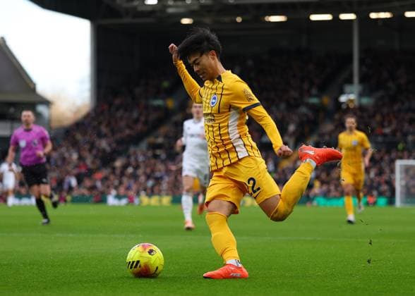 24th January 2026; Craven Cottage, Fulham, London, England; Premier League Football, Fulham versus Brighton and Hove Albion; Kaoru Mitoma of Brighton &amp; Hove Albion crossing the ball  JohnxPatrickxFletcher Content restricted for UK based newspaper