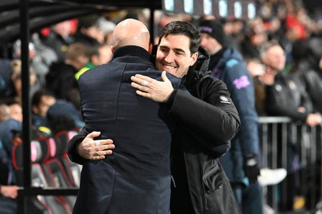 Bournemouth v Liverpool, Premier League AFC Bournemouth manager Andoni Iraola hugs Liverpool manager Arne Slot before kickoff during the Premier League match between Bournemouth and Liverpool at the Vitality Stadium, Bournemouth, UK on 24 January 2026. Bournemouth Vitality Stadium Dorset UK Editorial use only DataCo restrictions apply See www.football-dataco.com , Copyright: xGrahamxHuntx PSI-23639-0261