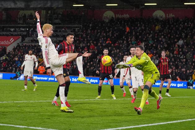 Bournemouth v Liverpool, Premier League, Football, Vitality Stadium, Bournemouth, UK - 24 Jan 2026 Hugo Ekitike of Liverpool attempt at goal is stopped by Djordje Petrovic of Bournemouth. Bournemouth Vitality Stadium Bournemouth GBR, UK NEWSPAPERS OUT Copyright: xSeanxRyanx