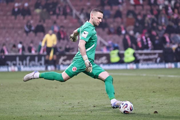 24.01.2026, Fussball, Herren, Dritte Liga, 21. Spieltag 3. Liga Saison 2025-2026: FC Energie Cottbus - FC Schweinfurt 05 Torhüter Marius Funk (FC Energie Cottbus, 33) beim Abschlag, Einzelfoto Cottbus LEAG Energie Stadion Brandenburg Deutschland *** 24 01 2026, Soccer, Men, Third League, 21 Matchday 3 League Season 2025 2026 FC Energie Cottbus FC Schweinfurt 05 Goalkeeper Marius Funk FC Energie Cottbus, 33 at the tee, single photo Cottbus LEAG Energie Stadion Brandenburg Germany