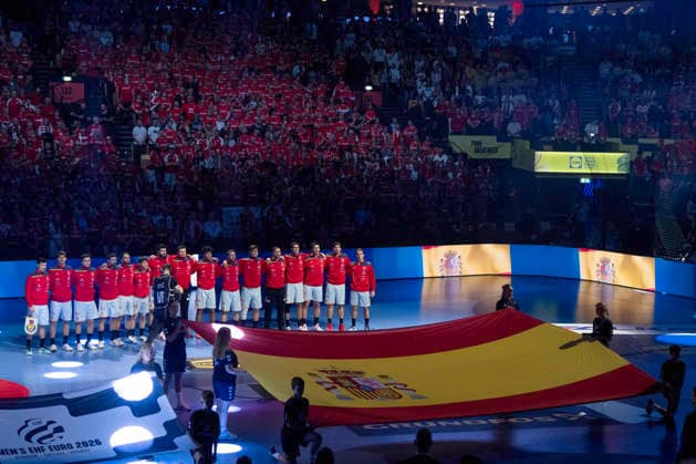 European Men s Handball Championship: Denmark - Spain The Spanish players during Spain s national anthem before the men s handball match between Denmark and Spain in EHF Euro 2026 group B at Jyske Bank Boxen in Herning, Saturday, January 24, 2026. (Photo: Bo Amstrup Ritzau Scanpix) , Herning Denmark Mors Copyright: BoxAmrstrupx xRitzauxScanpix BoxAmstrupx spdk20260124-230122-L