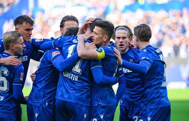 Marvin Wanitzek (Karlsruher SC) bejubelt mit Paul Scholl (Karlsruher SC), David Herold (Karlsruher SC) und Andreas Mueller (Karlsruher SC) ein Tor waehrend des Spiels der 2. Bundesliga zwischen dem Karlsruher SC und Hertha BSC im BBBank Wildpark am 24. January 2026 in Karlsruhe, Deutschland. (Foto von Silas Schüller DeFodi Images) +++ Marvin Wanitzek (Karlsruher SC) celebrates his team s goal with Paul Scholl (Karlsruher SC), David Herold (Karlsruher SC) and Andreas Mueller (Karlsruher SC) during the 2. Bundesliga match between Karlsruher SC and Hertha BSC at BBBank Wildpark on January 24, 2026 in Karlsruhe, Germany. (Photo by Silas Schüller DeFodi Images) DFB DFL REGULATIONS PROHIBIT ANY USE OF PHOTOGRAPHS AS IMAGE SEQUENCES AND OR QUASI-VIDEO. (Photo by Silas Schueller DeFodi Images) -