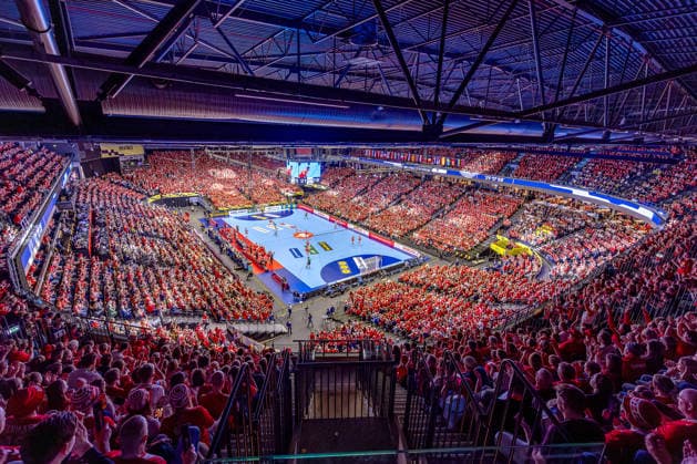 24.01.2026, Handball, Men s EHF EURO 2026, Dänemark -Spanien, Jyske Bank Boxen in Herning, Dänemark, Main Round: Übersichtsbild Übersicht Zuschauer Besucher Spielfeld voll Handballfans Zuschauerzahl Location, Spielstätte Innenansicht Innen Übersichtsfoto Sportstätte Dänemark