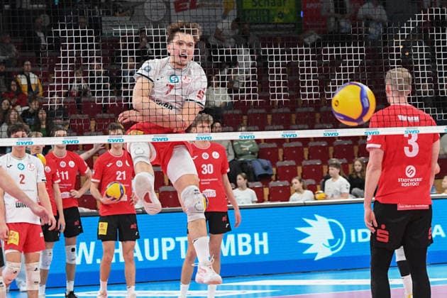 Leon Pohl (Warnemünde, 7) schmettert den Ball, 24.01.2026, Düren (Deutschland), Volleyball, 1. Bundesliga Männer, SWD Powervolleys Düren - Warnemünde