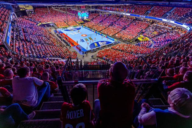 24.01.2026, Handball, Men s EHF EURO 2026, Dänemark -Spanien, Jyske Bank Boxen in Herning, Dänemark, Main Round: Übersichtsbild Übersicht Zuschauer Besucher Spielfeld voll Handballfans Zuschauerzahl Location, Spielstätte Innenansicht Innen Übersichtsfoto Sportstätte Dänemark