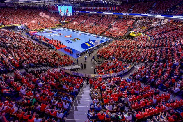 24.01.2026, Handball, Men s EHF EURO 2026, Dänemark -Spanien, Jyske Bank Boxen in Herning, Dänemark, Main Round: Übersichtsbild Übersicht Zuschauer Besucher Spielfeld voll Handballfans Zuschauerzahl Location, Spielstätte Innenansicht Innen Übersichtsfoto Sportstätte Dänemark