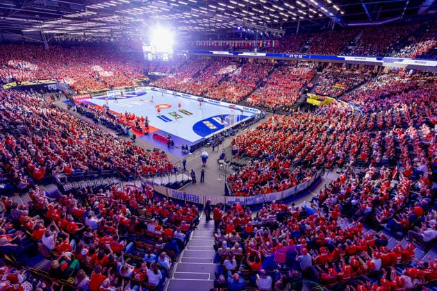 24.01.2026, Handball, Men s EHF EURO 2026, Dänemark -Spanien, Jyske Bank Boxen in Herning, Dänemark, Main Round: Übersichtsbild Übersicht Zuschauer Besucher Spielfeld voll Handballfans Zuschauerzahl Location, Spielstätte Innenansicht Innen Übersichtsfoto Sportstätte Dänemark