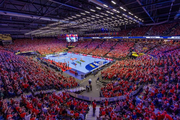 24.01.2026, Handball, Men s EHF EURO 2026, Dänemark -Spanien, Jyske Bank Boxen in Herning, Dänemark, Main Round: Übersichtsbild Übersicht Zuschauer Besucher Spielfeld voll Handballfans Zuschauerzahl Location, Spielstätte Innenansicht Innen Übersichtsfoto Sportstätte Dänemark